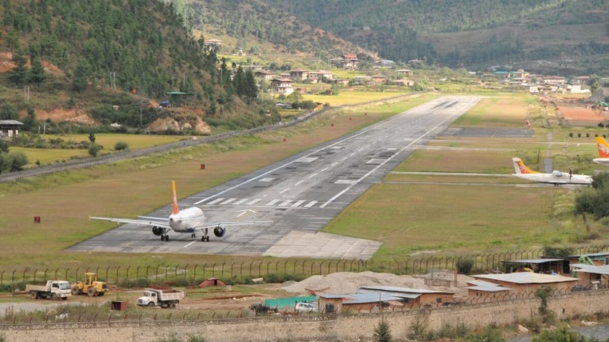 આ છે દુનિયાના સૌથી ખતરનાક એરપોર્ટ, અહીં હંમેશા પ્લેન ક્રેશ થવાનો ખતરો રહે છે 3 Wings of precision: How elite pilots conquer dangerous descent at Bhutan's Paro airport - Northeast News - Northeast India news 24×7