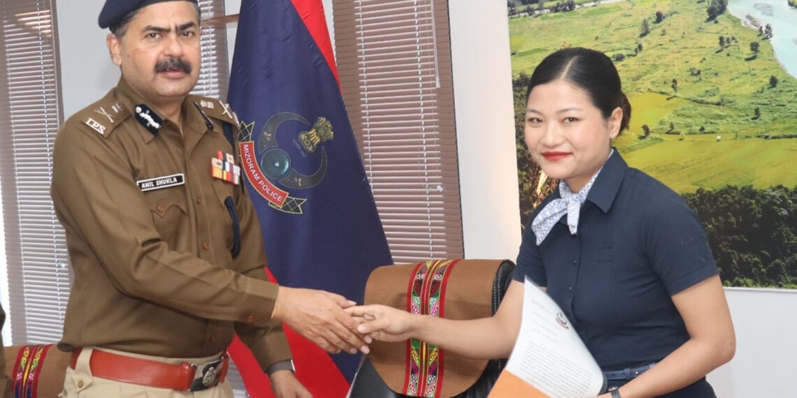 Mizoram Police rewards airline staffer for role in major contraband, arm seizure