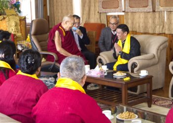 Arunachal CM seeks blessings, discusses humanity’s well-being with Dalai Lama in Bodhgaya