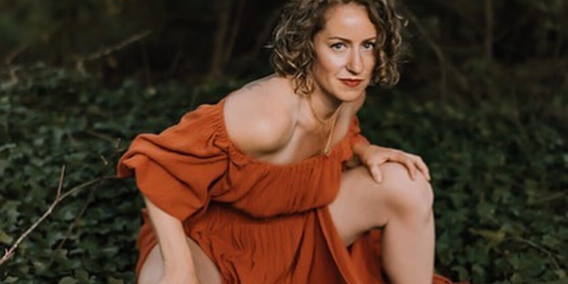 This 45-yr-old woman is in a relationship with an ancient oak tree