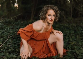 This 45-yr-old woman is in a relationship with an ancient oak tree