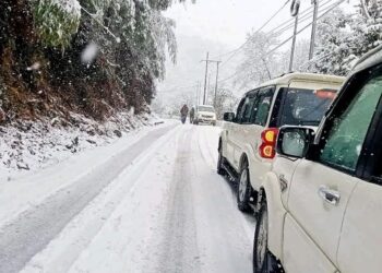 Snowfall paralysis in Arunachal: Vehicles stranded on Balipara-Charduar-Tawang route