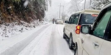 Snowfall paralysis in Arunachal: Vehicles stranded on Balipara-Charduar-Tawang route