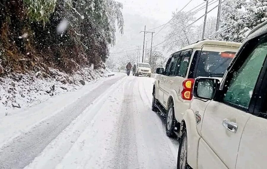 Snowfall paralysis in Arunachal: Vehicles stranded on Balipara-Charduar-Tawang route