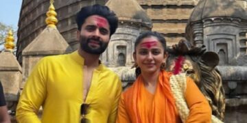 Bollywood couple Rakul & Jackky Bhagnani seeks blessings at Kamakhya Temple