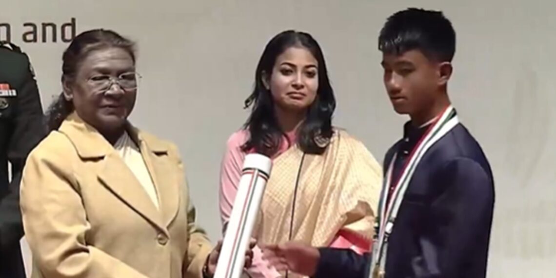 Kisen Wanniang receives an award from President Droupadi Murmu (DDNational/X)