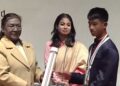 Kisen Wanniang receives an award from President Droupadi Murmu (DDNational/X)
