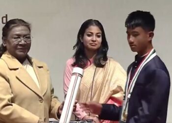 Kisen Wanniang receives an award from President Droupadi Murmu (DDNational/X)