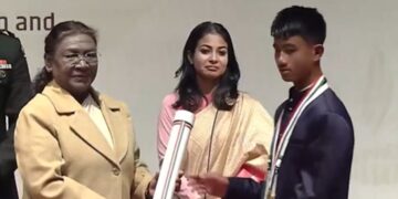 Kisen Wanniang receives an award from President Droupadi Murmu (DDNational/X)