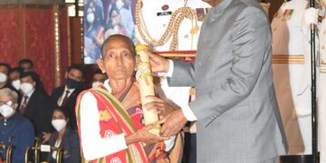 Birubala Rabha with former President of India Ramnath Kovind (rashtrapatibhvn/X)