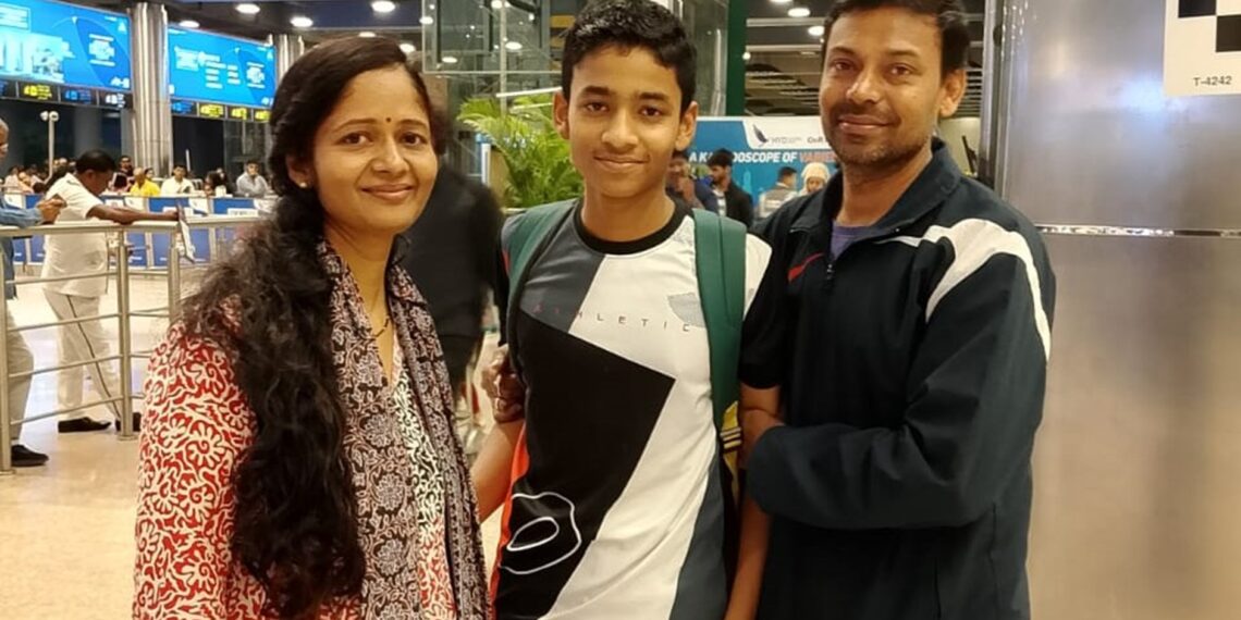 Utkarsh Mohan Bhanarkar with his parents