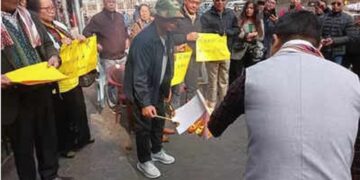 Mizoram: ZORO stages protest against Centre’s decision to lift FMR, burns copies of Govt order