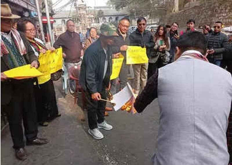 Mizoram: ZORO stages protest against Centre’s decision to lift FMR, burns copies of Govt order