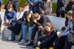 Youngsters pray for Pope Francis' health (PatrickMaryOp/X)