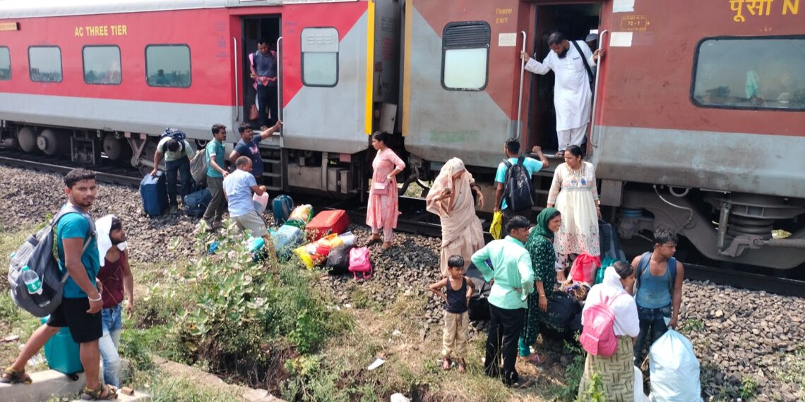 Seven passengers were injured on Sunday when the SMVT Bengaluru-Kamakhya AC Express derailed in Odisha (bisoyisujit87/X)