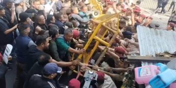 Mizoram Congress workers clashed with police while attempting to march towards the state assembly (jon_suante/X)