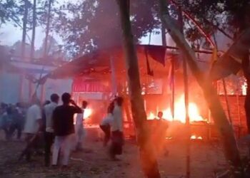 The shrine of Pir Rahim Shah was attacked, looted, vandalised and then torched by Islamist extremists at Raniganj, Ghoraghat of Dinajpur (probirbidhan/X)