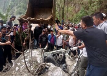 S massive boulder fell onto a vehicle along the Aizawl–Lengpui Airport Road in Mizoram (X)
