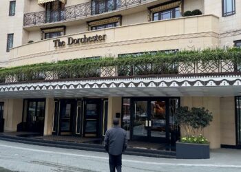 Banker for the poor, Yunus, slept in London hotel room whose tariff was £24,180 or Taka 40,00,339