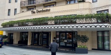 Banker for the poor, Yunus, slept in London hotel room whose tariff was £24,180 or Taka 40,00,339