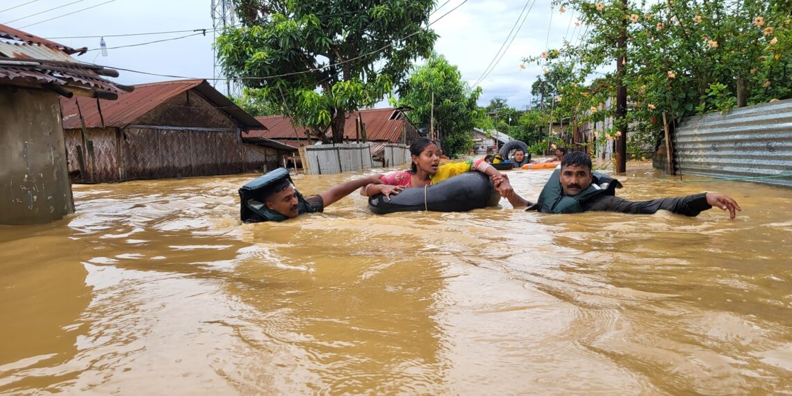Army personnel rescue people from flood-affected area (official_dgar/X)