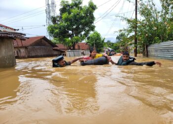 Army personnel rescue people from flood-affected area (official_dgar/X)