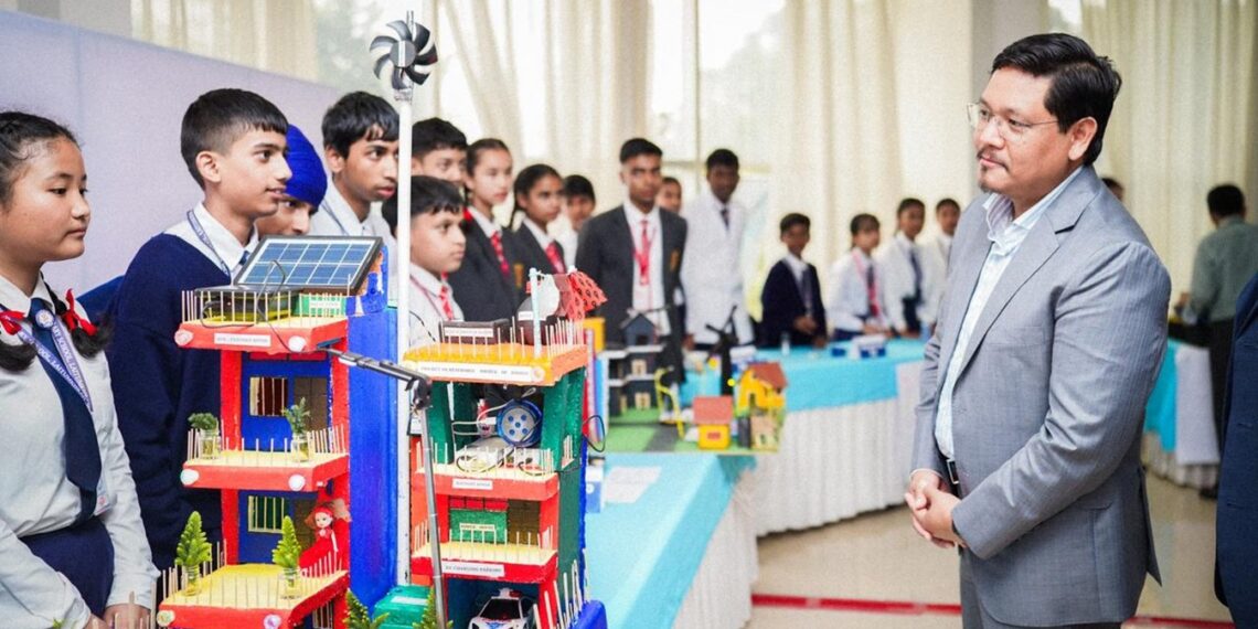 CM urges more STEM labs, competitions to boost science learning