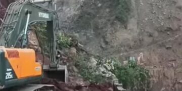 Meghalaya: Landslide halts traffic on Shillong–Dawki highway near Laitlyngkot