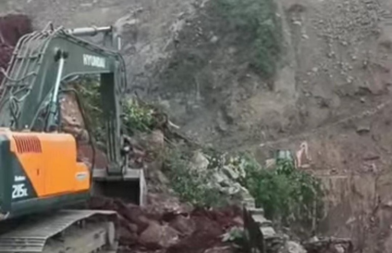 Meghalaya: Landslide halts traffic on Shillong–Dawki highway near Laitlyngkot