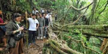 Scindia visits Meghalaya’s iconic living root bridges, calls them a gift of nature