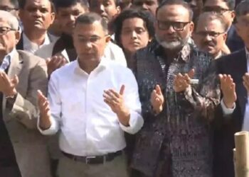 BNP’s Tarique Rahman offers prayers at graves of Osman Hadi, Kazi Nazrul at Dhaka University