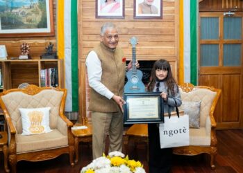 Mizoram Governor Vijay Kumar Singh felicitates Bal Puraskar awardee Esther Hnamte
