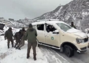 Sikkim: Over 2,700 tourists rescued after heavy snowfall strands vehicles near Tsomgo Lake