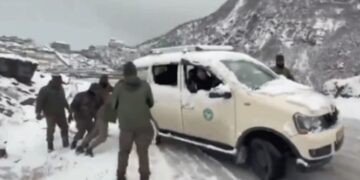 Sikkim: Over 2,700 tourists rescued after heavy snowfall strands vehicles near Tsomgo Lake